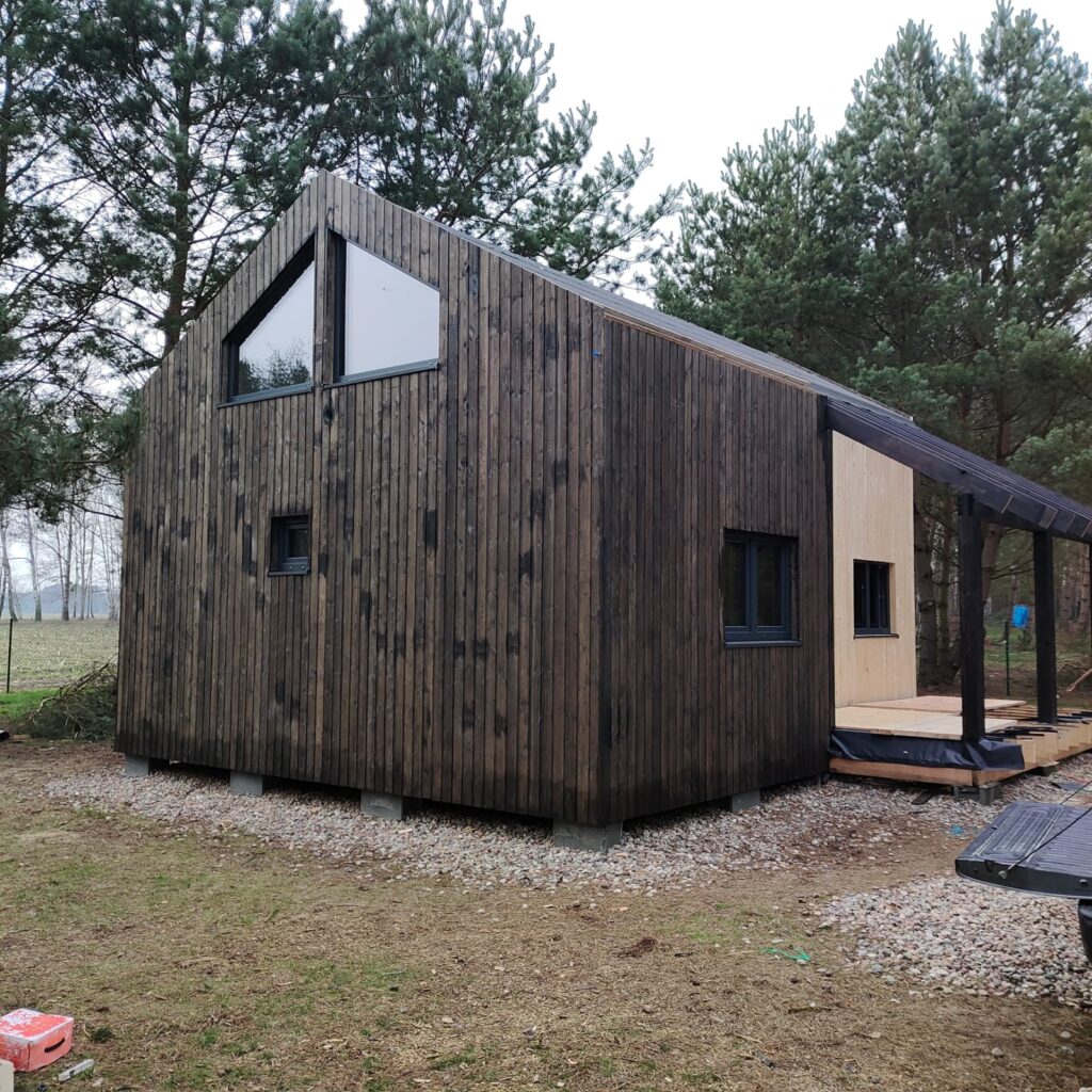nowoczesny dom drewniany, ciemna elewacja, naturalne drewno